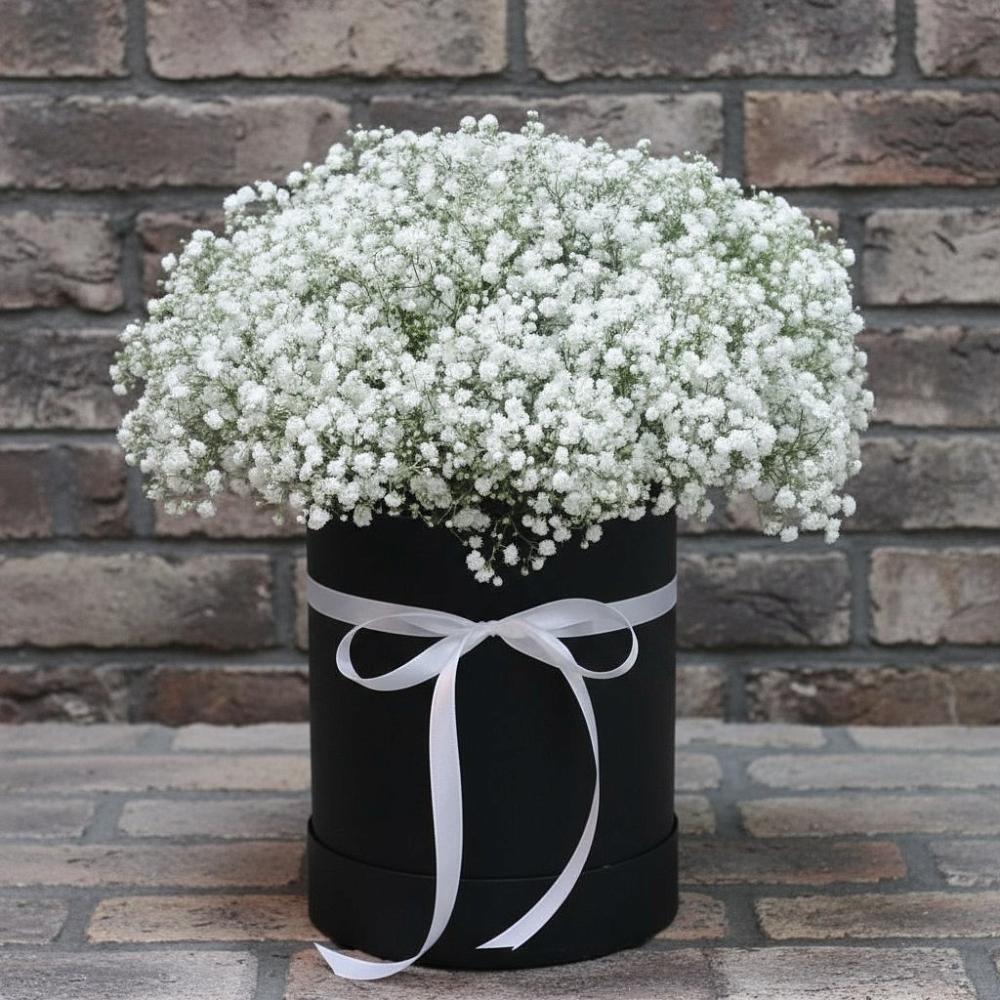 Цветочная композиция из Гипсофила в шляпной коробке в Варгаши