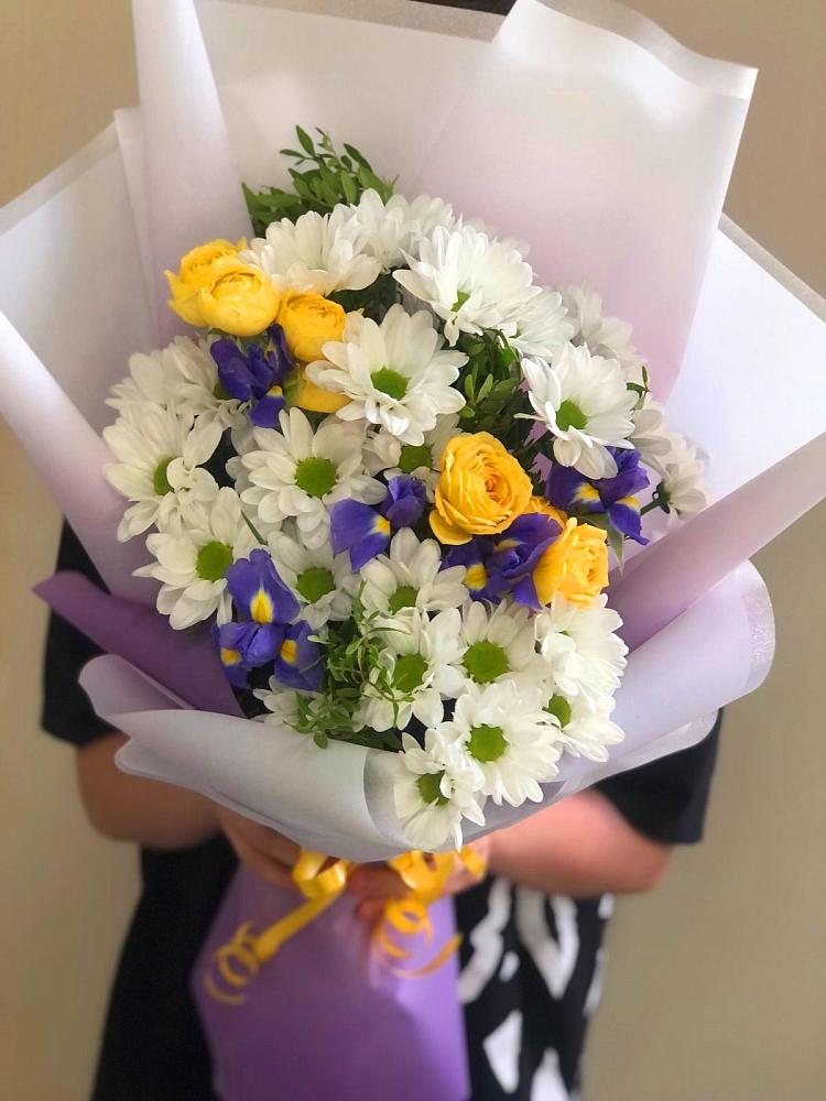 Букет цветов из: Ирисы, Хризантемы и Розы в Варгаши