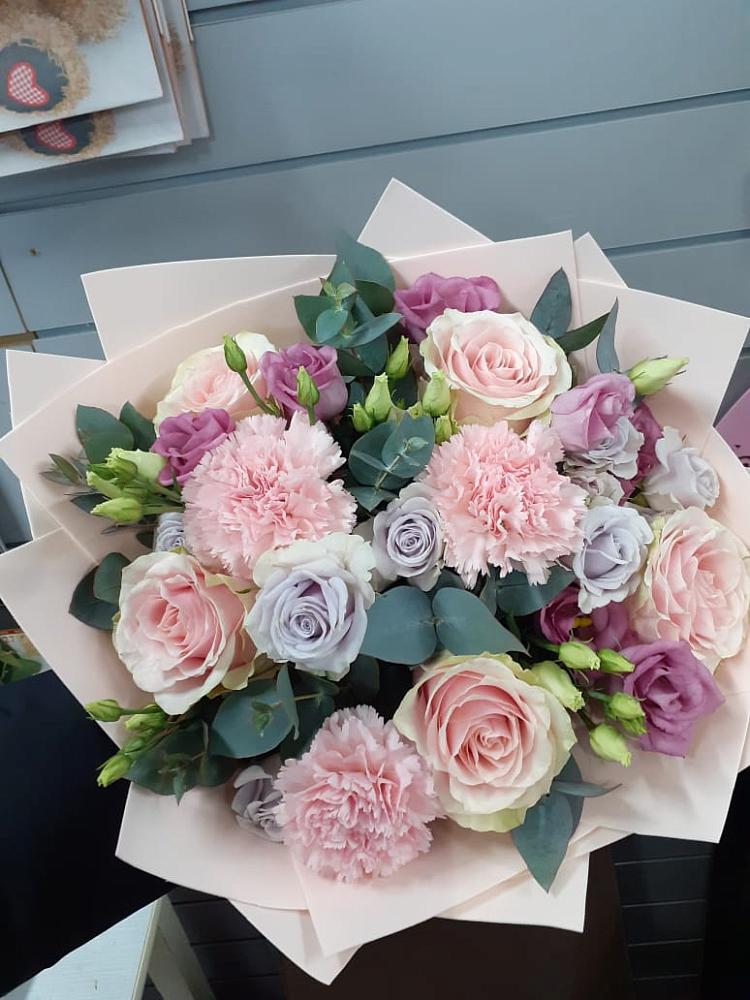 Букет цветов из: Розы, Гвоздики и Лизиантусы в Варгаши